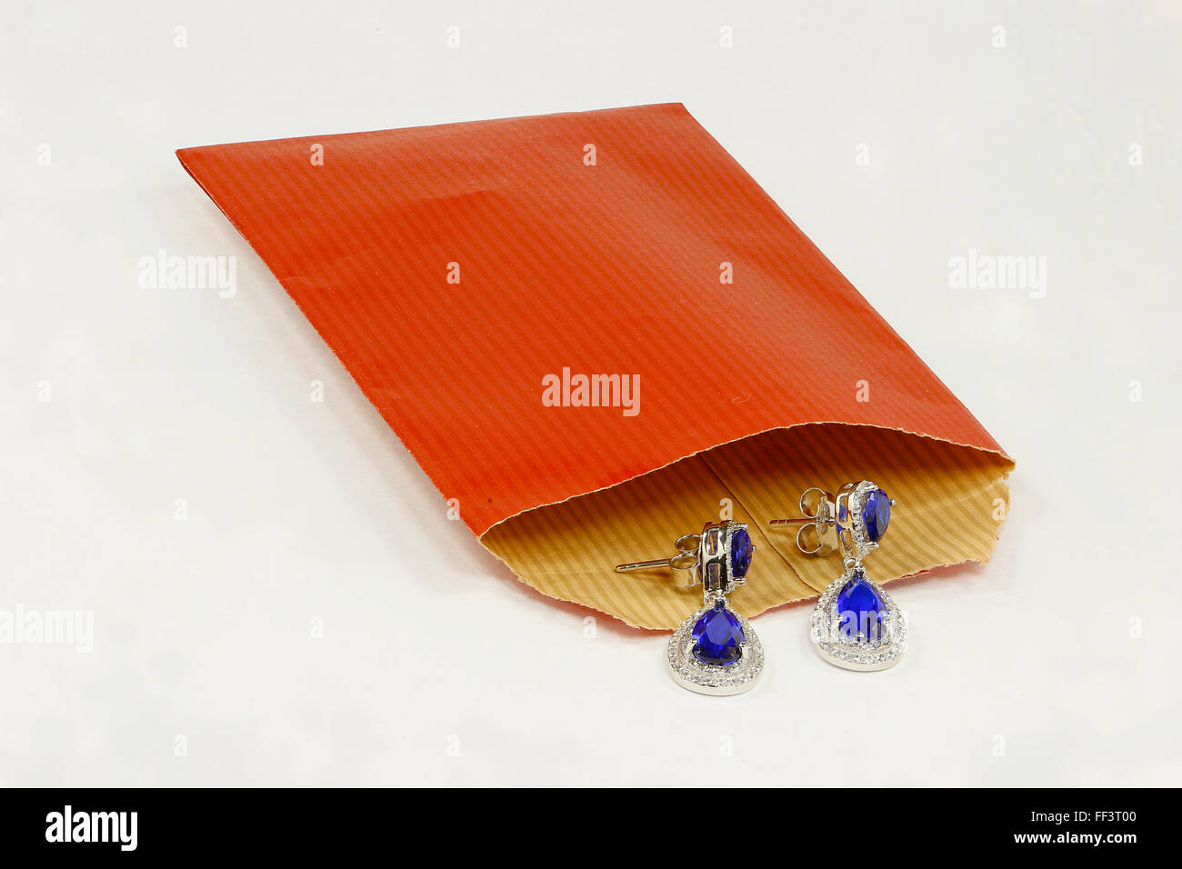 Enveloppe rouge et argent Banque D'Images