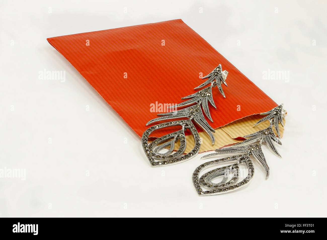 Enveloppe rouge et argent Banque D'Images