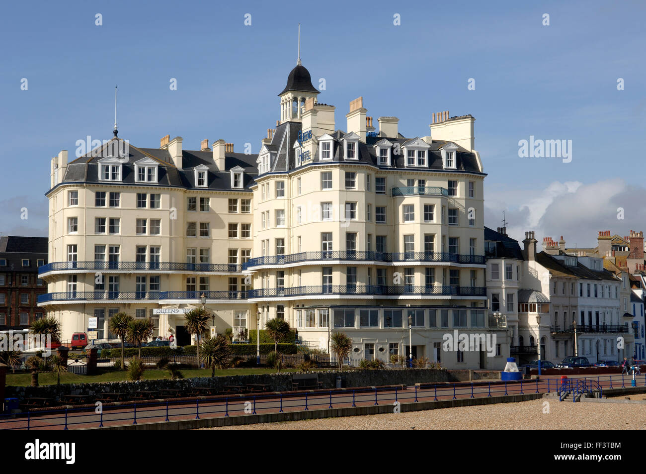 L'hôtel Queens sur le front de mer à Eastbourne, East Sussex, Angleterre, Royaume-Uni. Banque D'Images