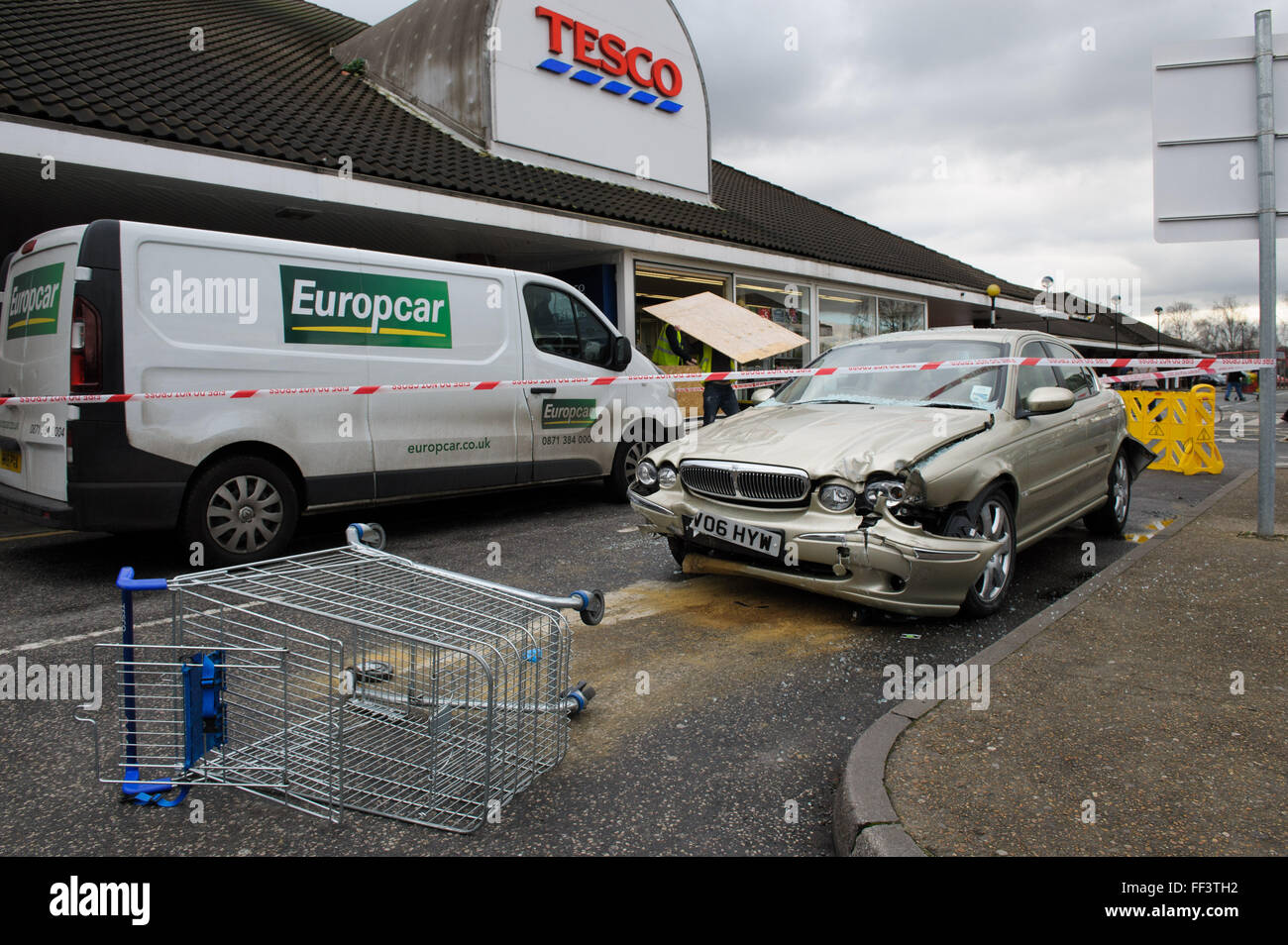 Sidcup, Kent, Angleterre. 10 Février, 2016. Les accidents de voiture en supermarché Tesco à Sidcup. La suite d'un accident de voiture en supermarché Tesco shopfront dans Sidcup. Crédit : Stephen Bartholomew/Alamy Live News Banque D'Images