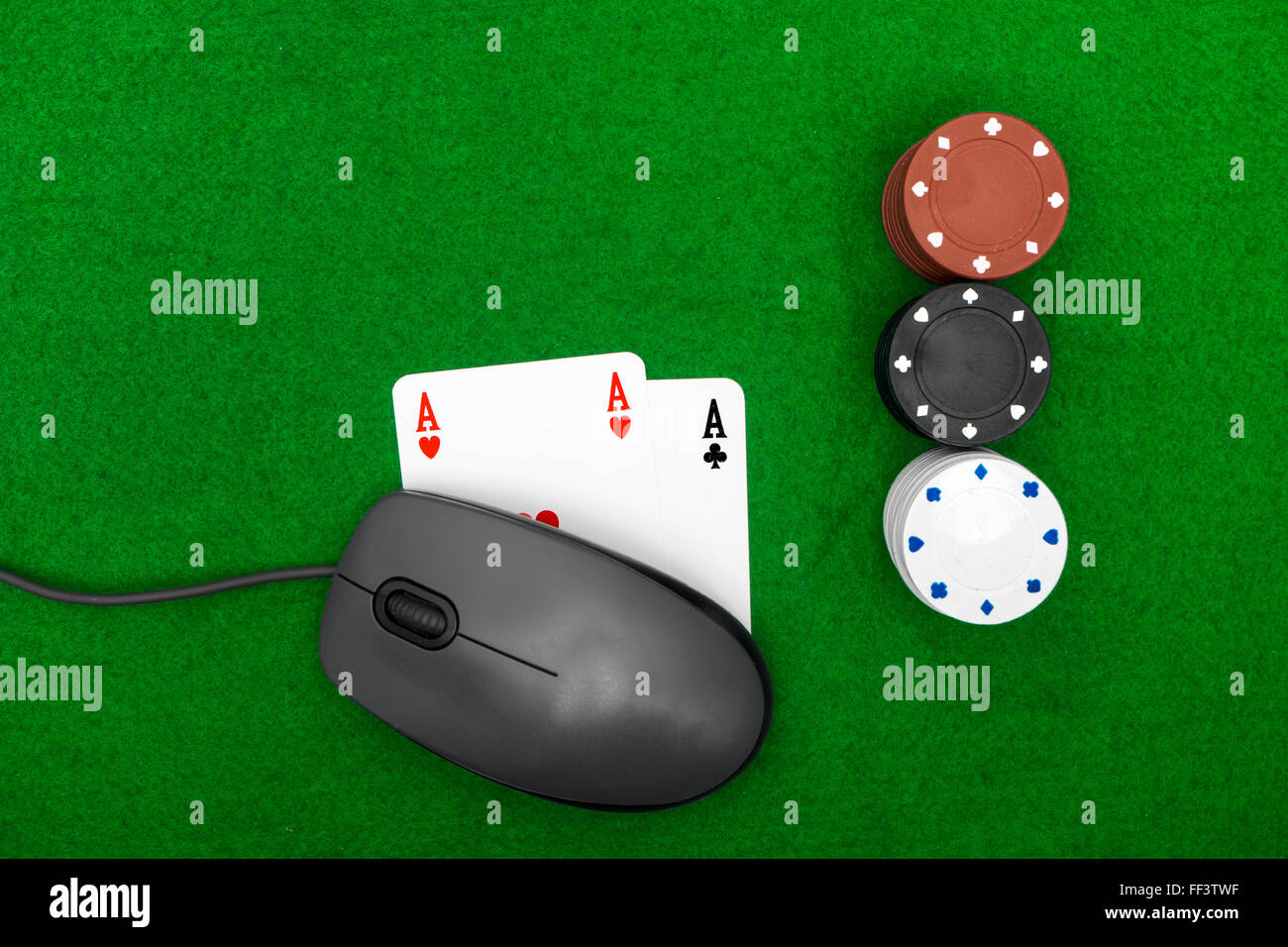 Concept de poker en ligne, sur fond vert Banque D'Images