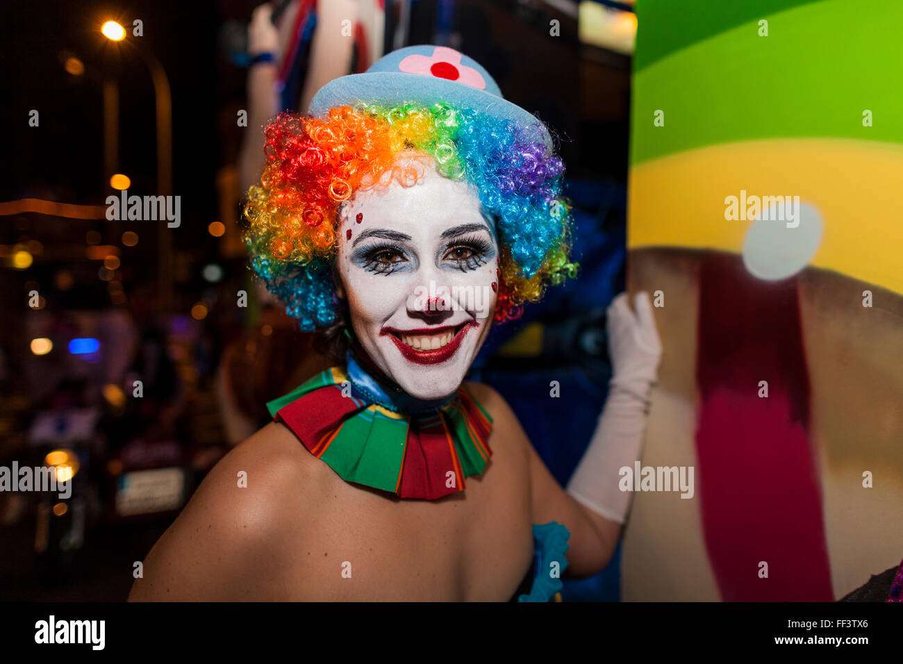 Caractères, les danseurs et les flotteurs à la parade d'ouverture du Carnaval de Santa Cruz de Tenerife. Des milliers de personnes dans les groupes de Banque D'Images