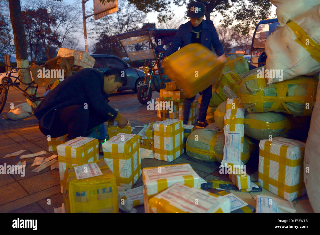 Les couriers de livraison chinois vérifier des forfaits à un magasin de vente Taobao ship supplies dans Ningo, Zhejiang, Chine. Banque D'Images