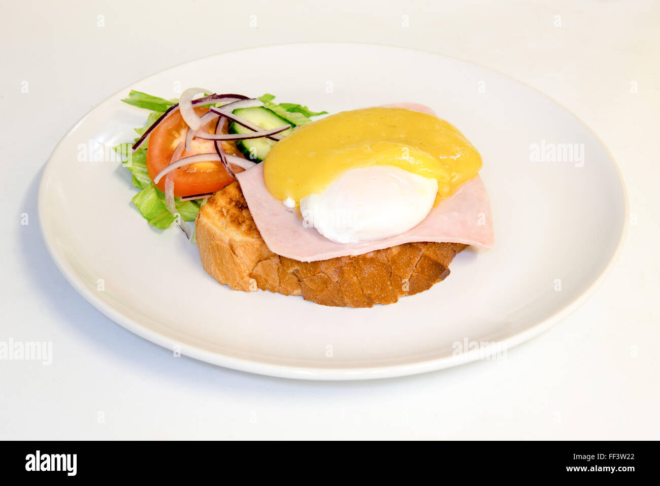 Petit-déjeuner avec des oeufs sur toasts jambon, fromage et salade Banque D'Images
