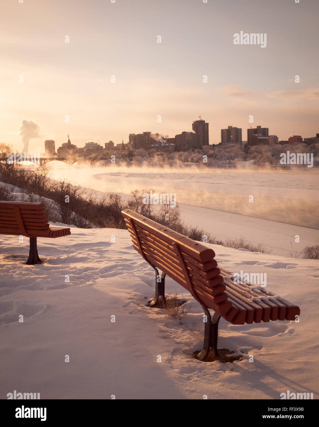 La vapeur s'élève de la rivière Saskatchewan Sud, à Saskatoon, Saskatchewan, Canada, sur une froide journée d'hiver. Banque D'Images