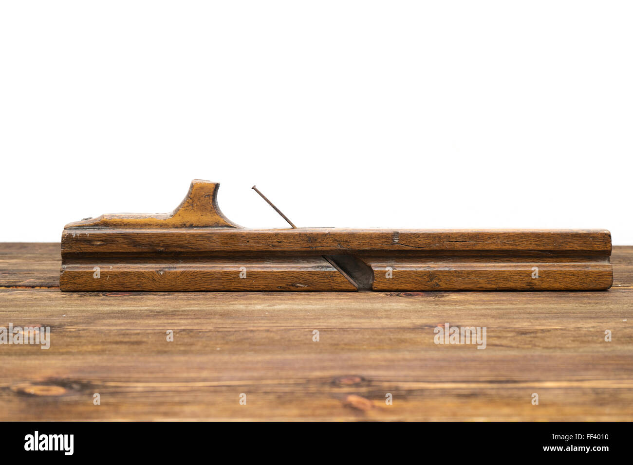 Ancien avion, isolé sur un fond de bois Banque D'Images