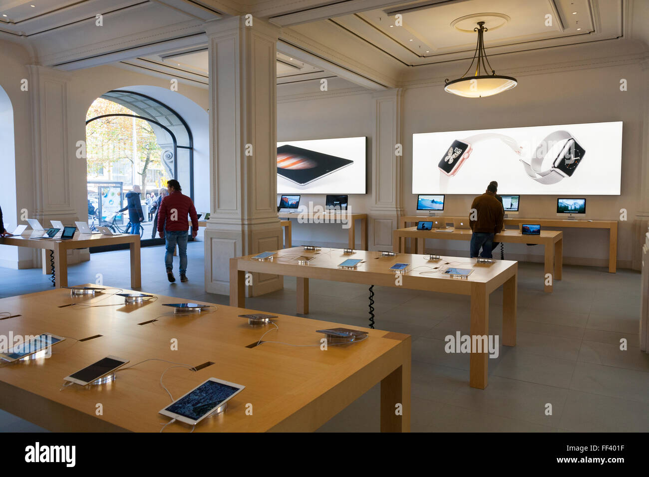 À l'intérieur / intérieur de l'ordinateur Apple store, Amsterdam. Les Pays-Bas. La Hollande. Banque D'Images