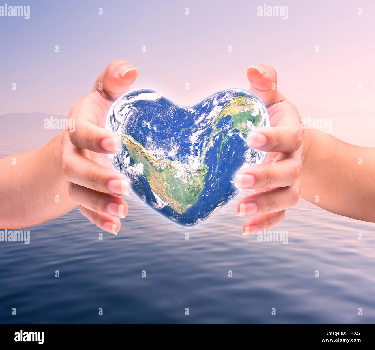 Monde en forme de coeur avec plus de femmes des mains d'homme sur fond naturel floue arbre turquoise bleu cyan et du ciel : World Heart hea Banque D'Images