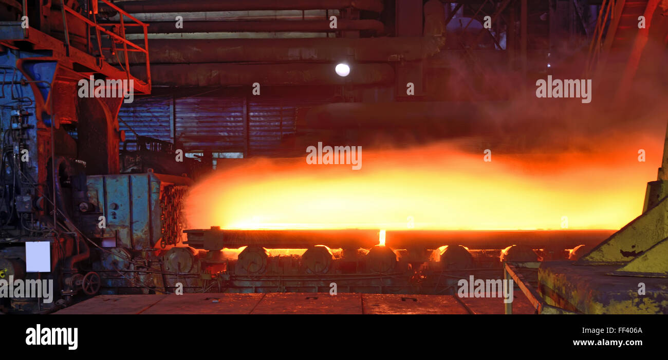 Plaque d'acier chaud sur convoyeur en usine d'acier Banque D'Images