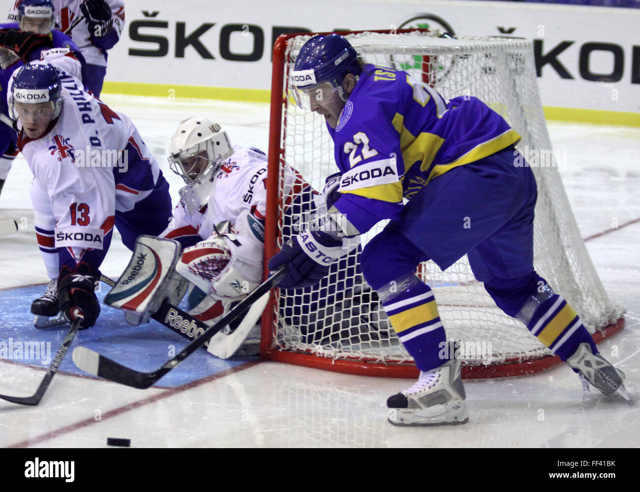 Kiev, UKRAINE - le 17 avril 2011 : Dmytro Tsyrul les attaques de l'Ukraine Grande-bretagne pendant leur net-Championnat du monde de hockey 2009 DIVISION I GROUPE B match le 17 avril 2011 à Kiev, Ukraine Banque D'Images