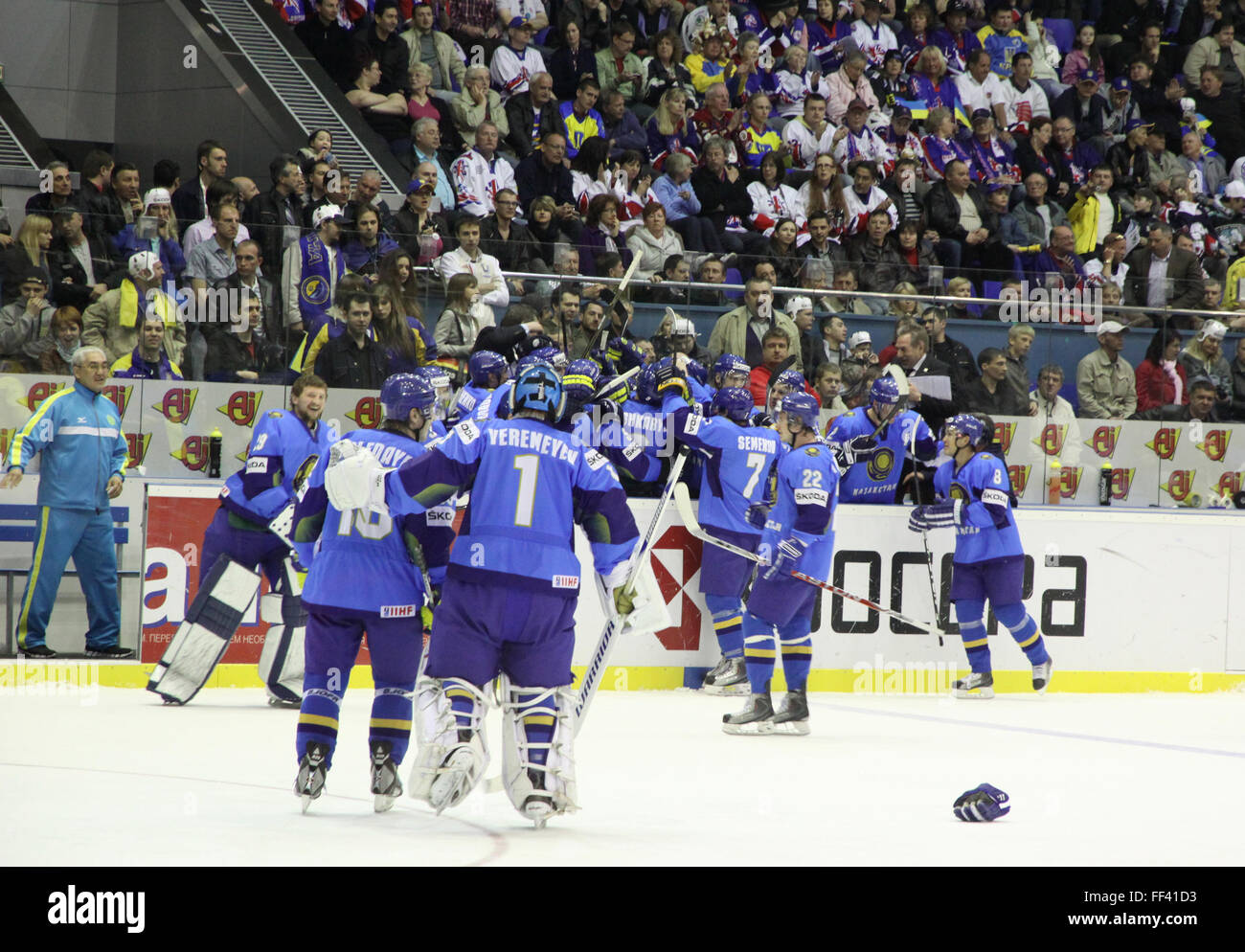 Kiev, UKRAINE - 23 avril 2011 : le Kazakhstan les joueurs réagir après leur victoire contre l'Ukraine au cours de leur championnat du monde de hockey de champ Banque D'Images