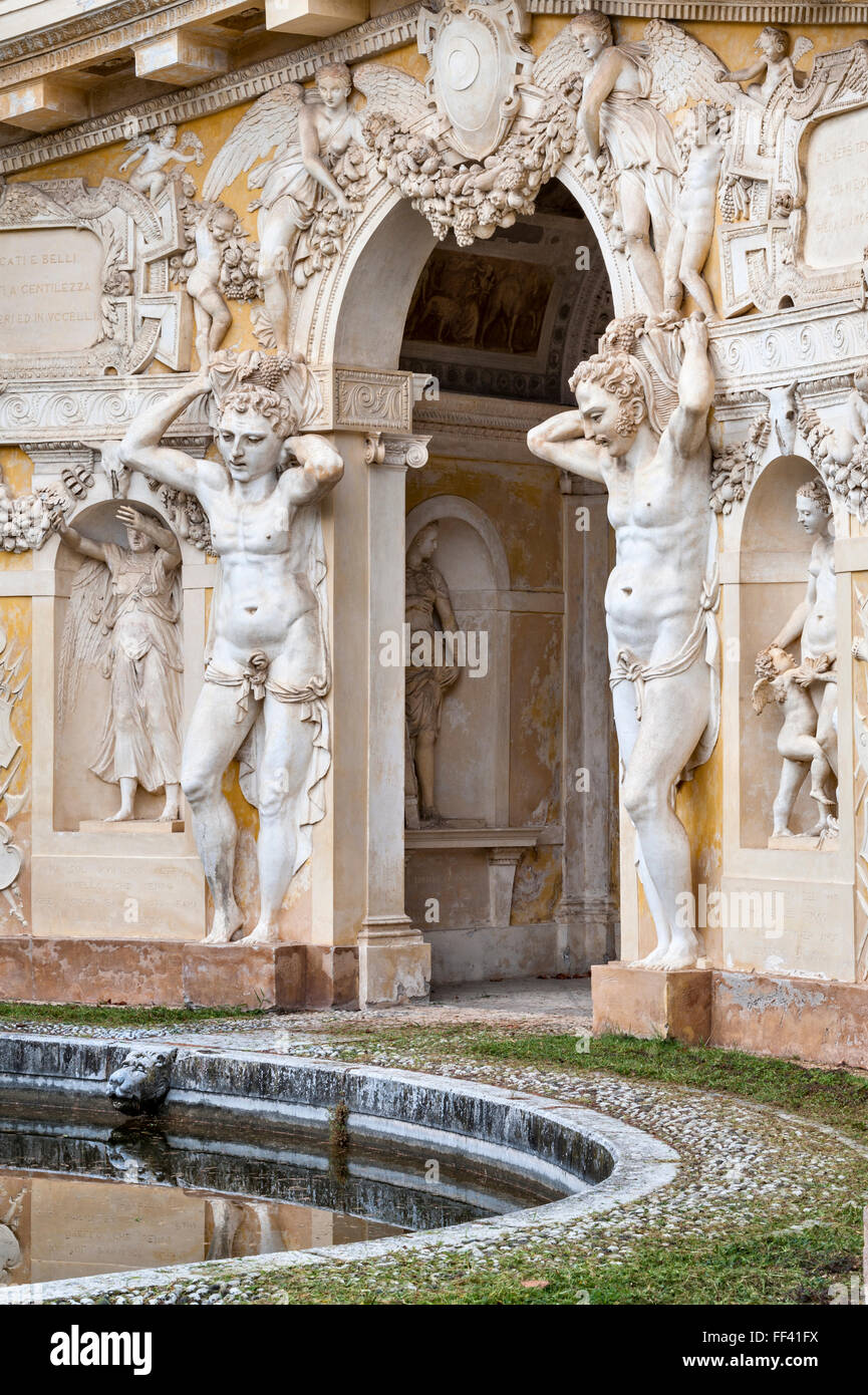 Veneto, Italie. Villa Barbaro (Villa di Maser), conçu et construit par Andrea Palladio en 1560. Le Nymphée avec piscine et grotte Banque D'Images