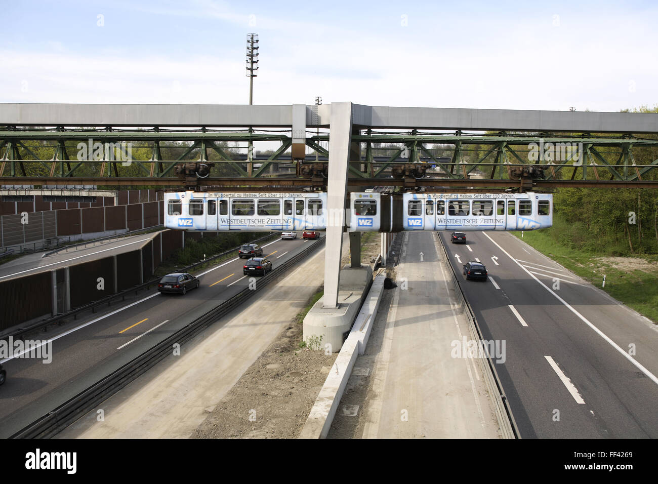 DEU, l'Allemagne, en Rhénanie du Nord-Westphalie, Wuppertal, la suspension traverse de chemin de fer l'autoroute A 46 à la sortie de l'autoroute afin d'interchange Banque D'Images