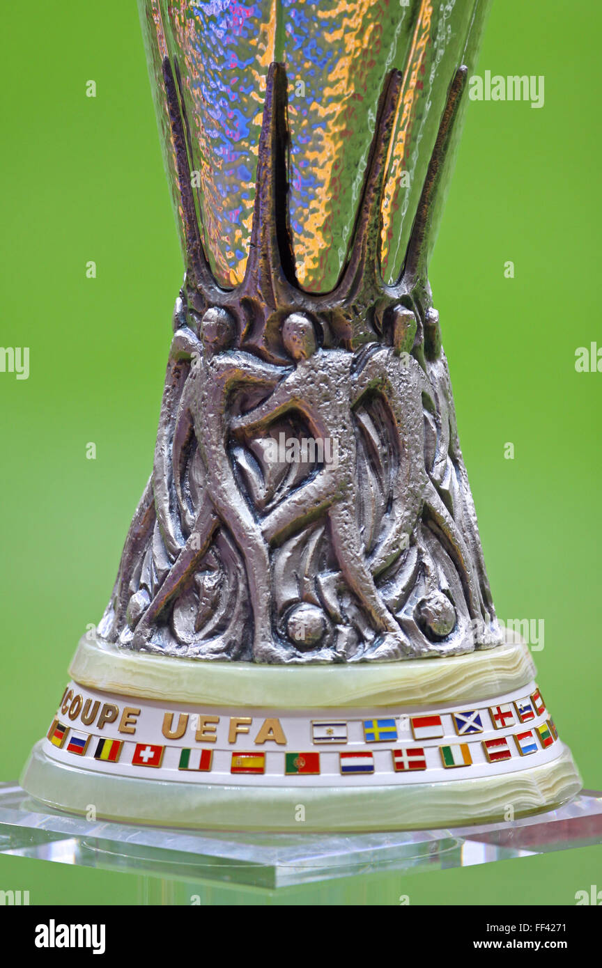 L'UEFA Europa League Trophy (CUP) présente avant le dernier match entre le Dniepr et Stade National de Varsovie à Séville Banque D'Images