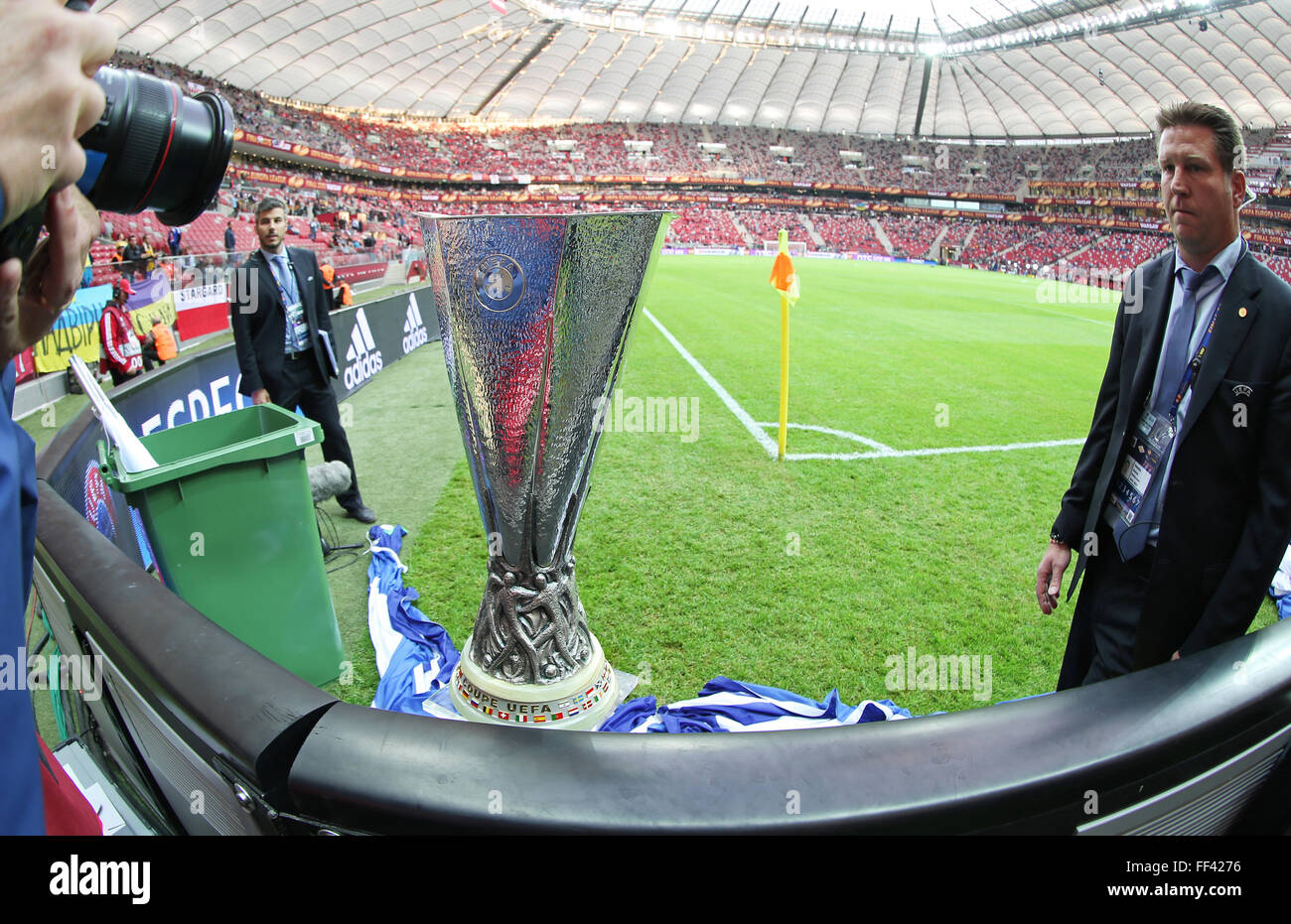 L'UEFA Europa League Trophy (CUP) présente avant le dernier match entre le Dniepr et Stade National de Varsovie à Séville Banque D'Images