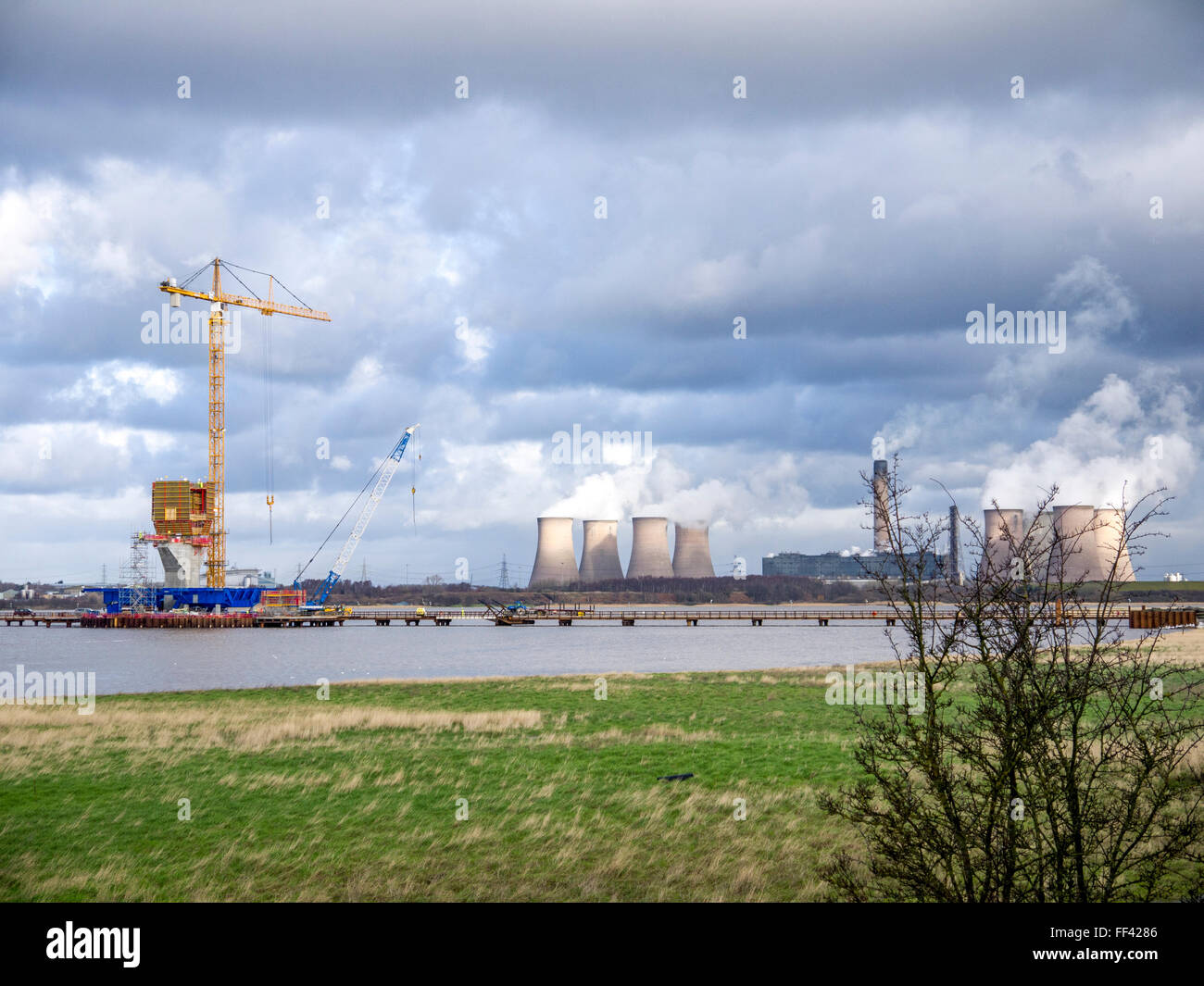 La construction du nouveau pont Mersey Gateway sur la rivière Mersey de Runcorn à Widnes. Fiddlers Ferry power station dans le Banque D'Images