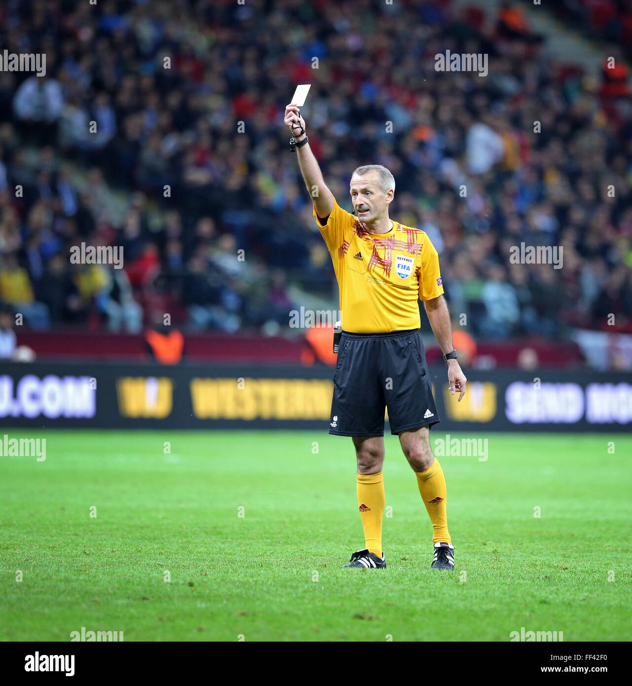 L'arbitre Martin Atkinson (Angleterre) montre une carte jaune au cours de l'UEFA Europa League dernier match FC Dnipro vs FC Séville Banque D'Images