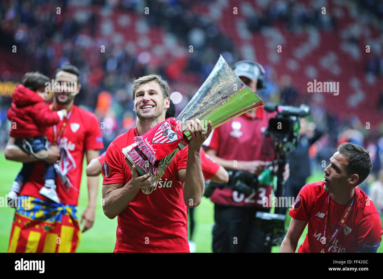 Grzegorz Krychowiak du FC Séville (C) pose pour une photo avec l'UEFA Europa League Trophy après le match contre le FC Dnipro Banque D'Images