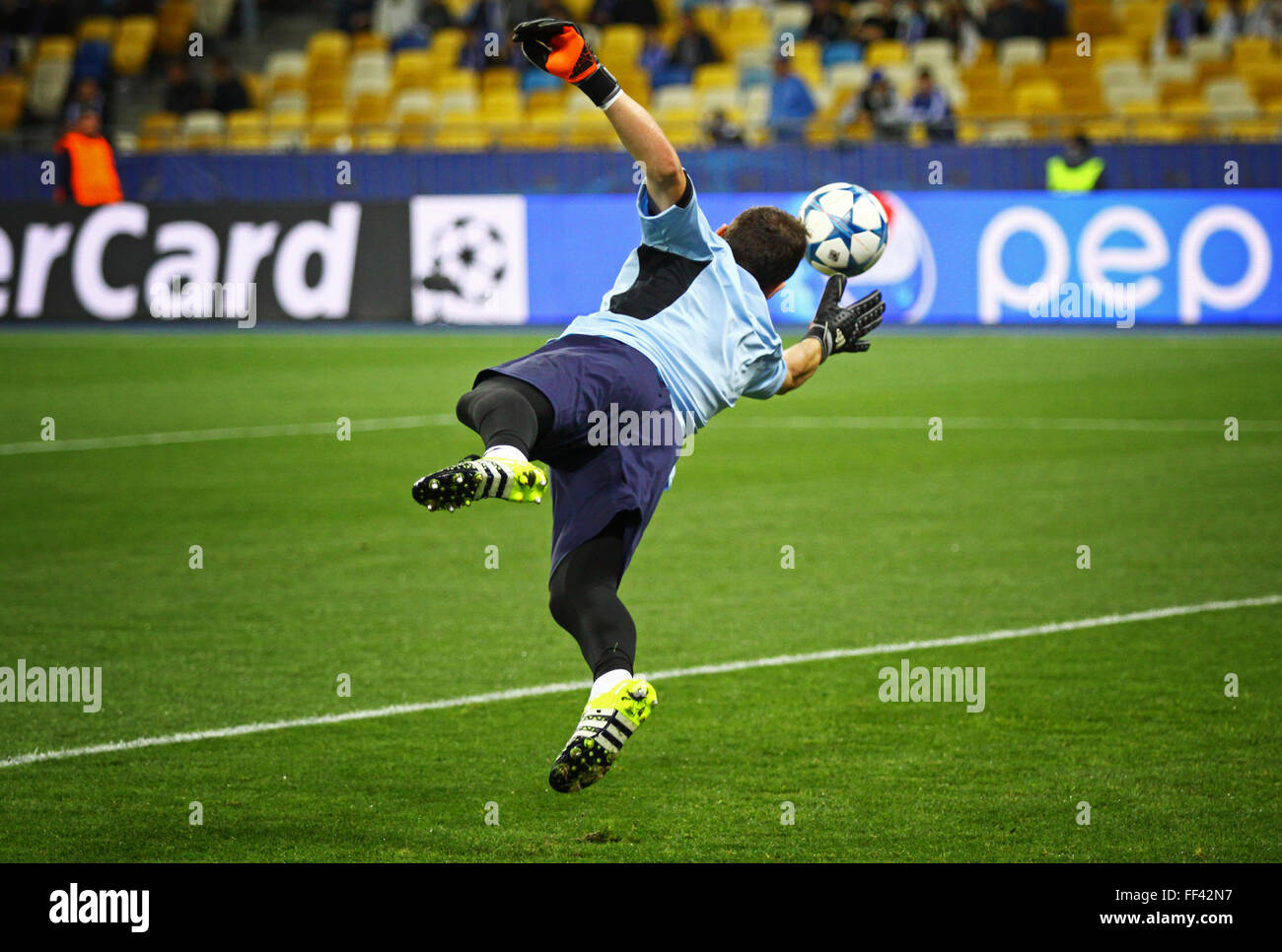 Kiev, UKRAINE - le 16 septembre 2015 : gardien Iker Casillas de trains avant FC Porto Ligue des Champions match contre FC Dynamo Kiev à NSC Olimpiyskyi stadium Banque D'Images