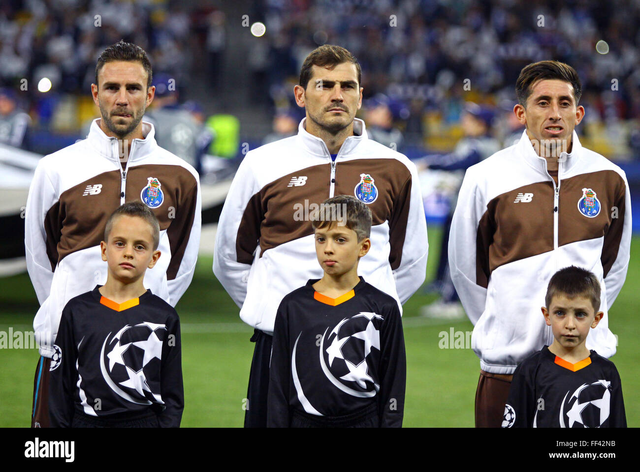 Kiev, UKRAINE - le 16 septembre 2015 : les joueurs du FC Porto écouter hymne officiel avant le match de la Ligue des Champions contre le FC Dynamo Banque D'Images