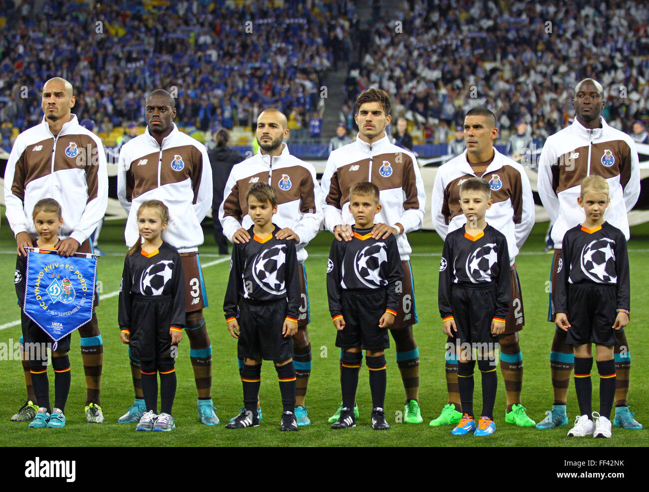 Kiev, UKRAINE - le 16 septembre 2015 : les joueurs du FC Porto écouter hymne officiel avant le match de la Ligue des Champions contre le FC Dynamo Banque D'Images
