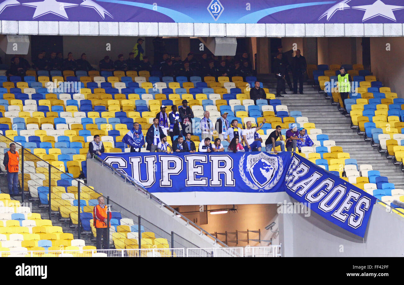 Kiev, UKRAINE - le 16 septembre 2015 : FC Porto partisans regarde pendant l'UEFA Champions League match contre FC Dynamo Kiev à NSC Olimpiyskyi stadium à Kiev Banque D'Images