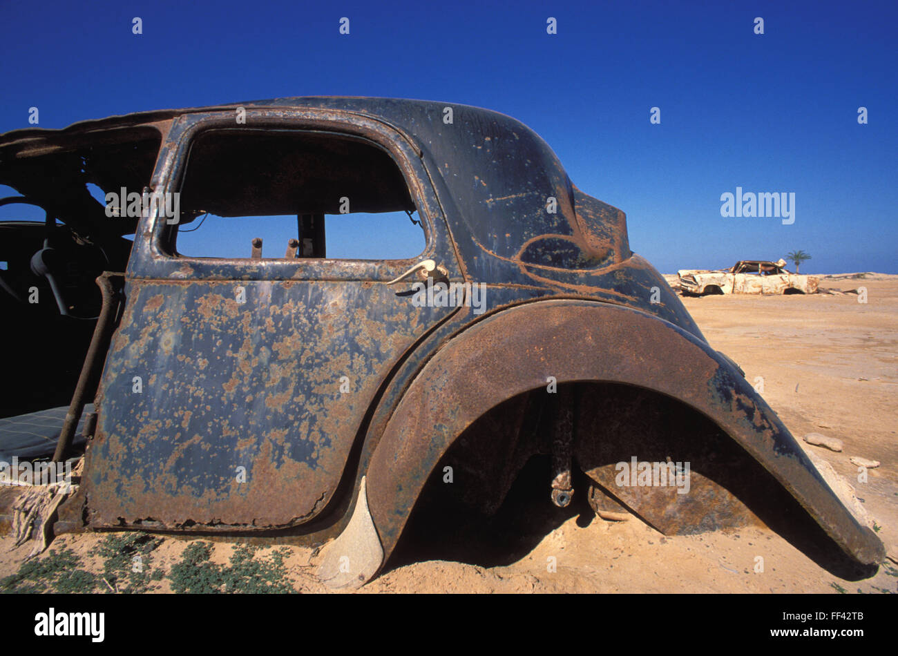 TUN, Tunisie, Jarbah Island, Rusty autos à la plage près de Houmt Souk. TUN, Tunesien, Insel Djerba, verrostete Autos am Strand n Banque D'Images