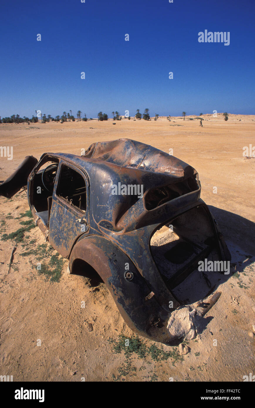 TUN, Tunisie, Jarbah Island voiture rouillée, à la plage à proximité de Houmt Souk. TUN, Tunesien, Insel Djerba, verrostetes Auto am Strand na Banque D'Images