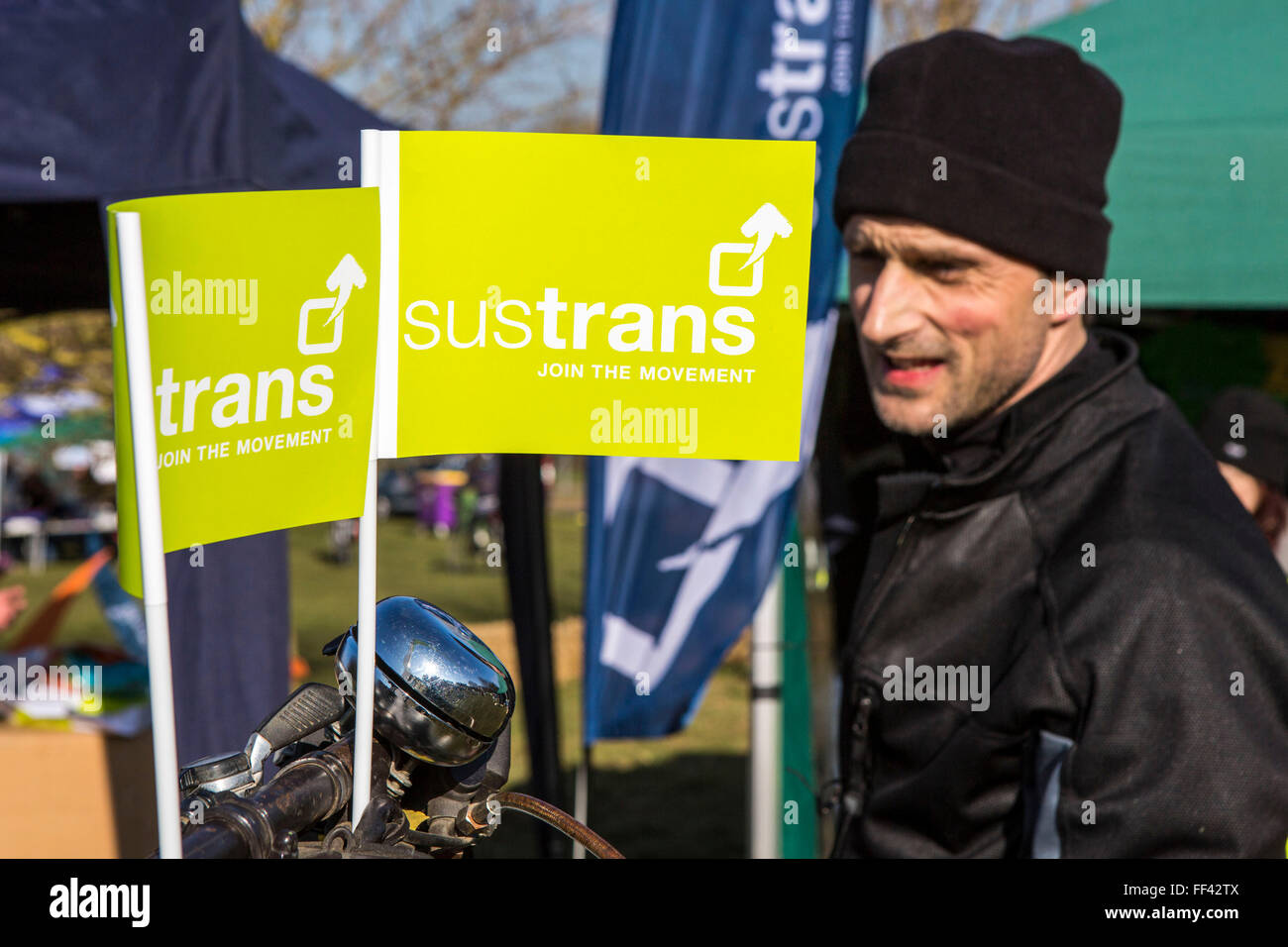 Un cycliste mâle arborant fièrement des drapeaux Sustrans sur sa bicyclette guidon à l'ouverture de la baignoire deux tunnels Greenway le 6 avril 2013 à Somerset, Royaume-Uni. Il fait partie d'un grand groupe de cyclistes et piétons célébrant le restauré tunnels ferroviaires qui relient 13-miles à travers la belle campagne. La restauration des tunnels a été organisé par Sustrans, travaillant en partenariat avec Bath and North East Somerset Council. Sustrans est une organisation qui travaille avec les communautés, les décideurs et les organisations partenaires, afin que les gens puissent choisir plus saines, plus propres et moins cher j Banque D'Images