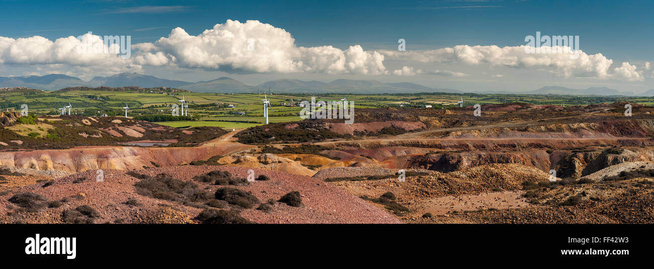 Vue sur les éoliennes et les montagnes de Snowdonia Mountain de Parys Anglesey Pays de Galles UK Banque D'Images