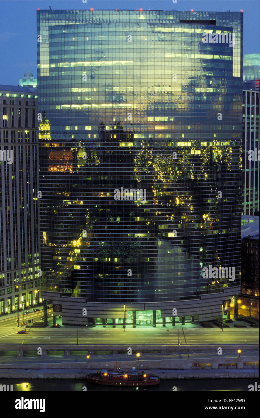 USA, États-Unis d'Amérique, Chicago, bâtiment 333 West Wacker Drive à la rivière Chicago. USA, Europa Amerik Banque D'Images
