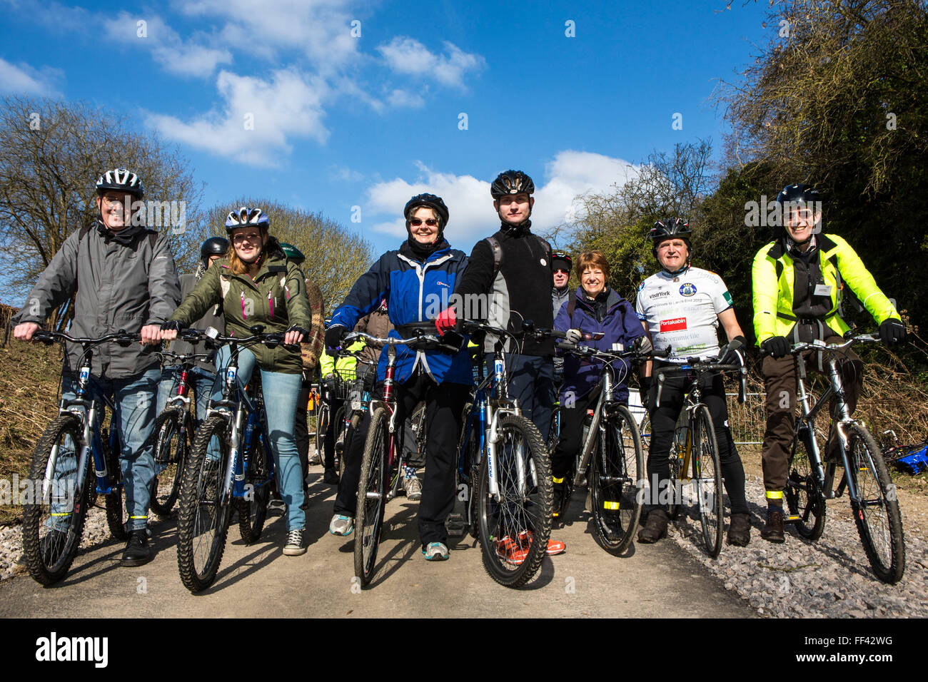 Un groupe d'heureux cyclistes masculins et féminins jusqu'à l'extérieur de l'entrée ligne à l'Tunnel Devonshire attend avec impatience l'ouverture officielle du tunnel Deux Greenway à Bath, Somerset, Angleterre, Royaume-Uni le 6 avril 2013. Les cyclistes vont être certains des premiers membres du public pour profiter de la fantastique 13-mile route circulaire du centre de Bath qui prend en National Cycle Route 24 et la Route Nationale 4 et le spectaculaire de l'Aqueduc sur le Dundas Kennet & Avon Canal. L'ouverture de cette route a été organisé par Sustrans en partenariat avec Bath and North East Somerset Council Banque D'Images