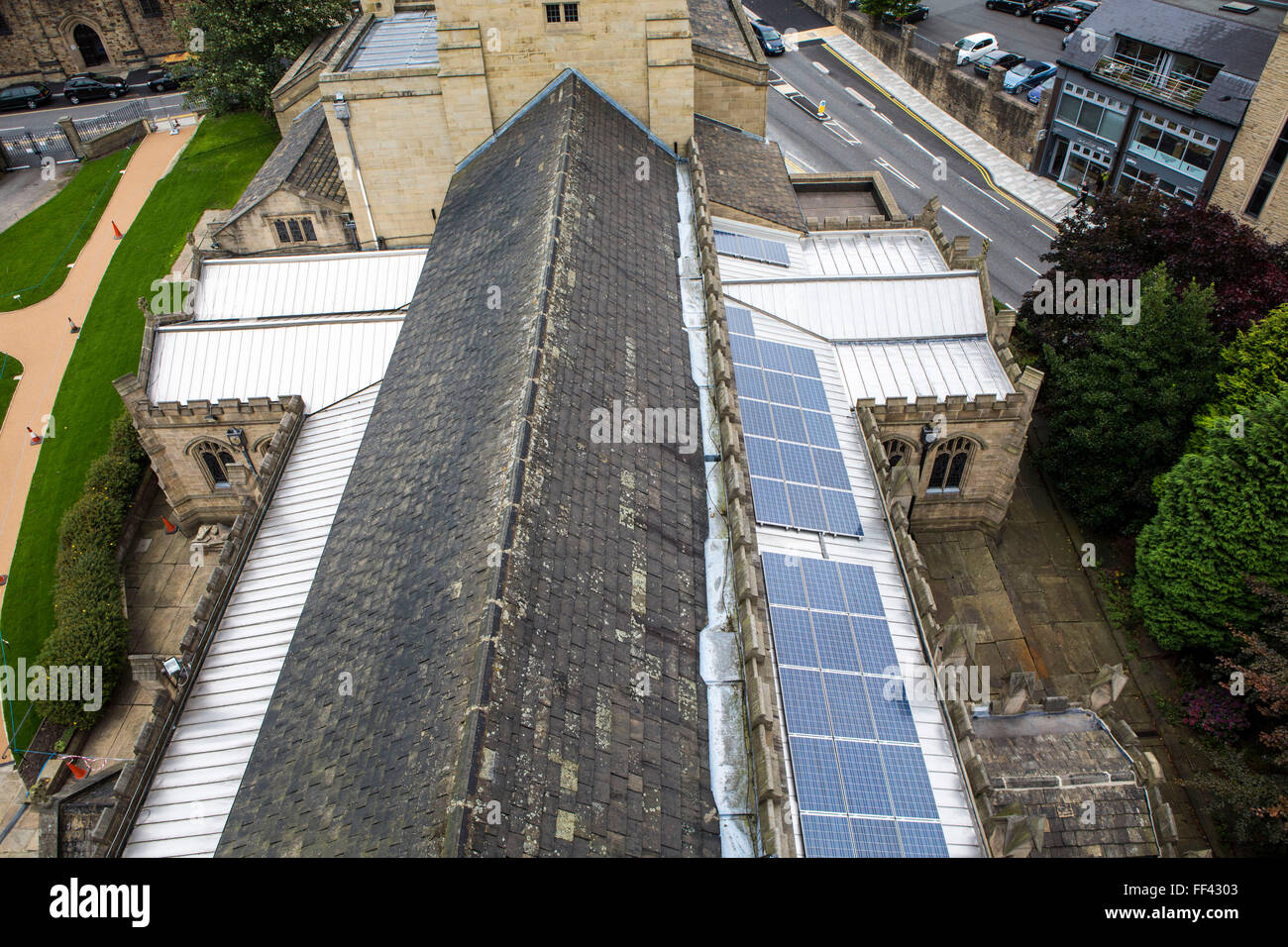 Les panneaux solaires photovoltaïques, installés sur le toit de cathédrale de Bradford, mobiliser des fonds à l'appui de la communauté locale de Bradford. Banque D'Images