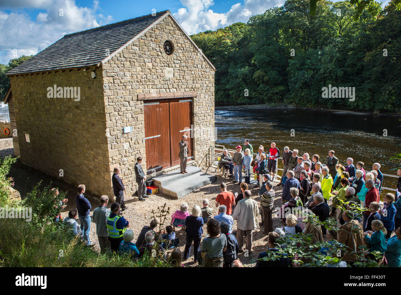 Les investisseurs et les sections locales à l'ouverture officielle de Halton, Lune Hydro, Halton, Lancashire, le 18 septembre 2015.La plus grande centrale hydroélectrique appartenant à la communauté en Angleterre. L'énergie hydraulique a été utilisée à cet endroit depuis 1252 AD Banque D'Images