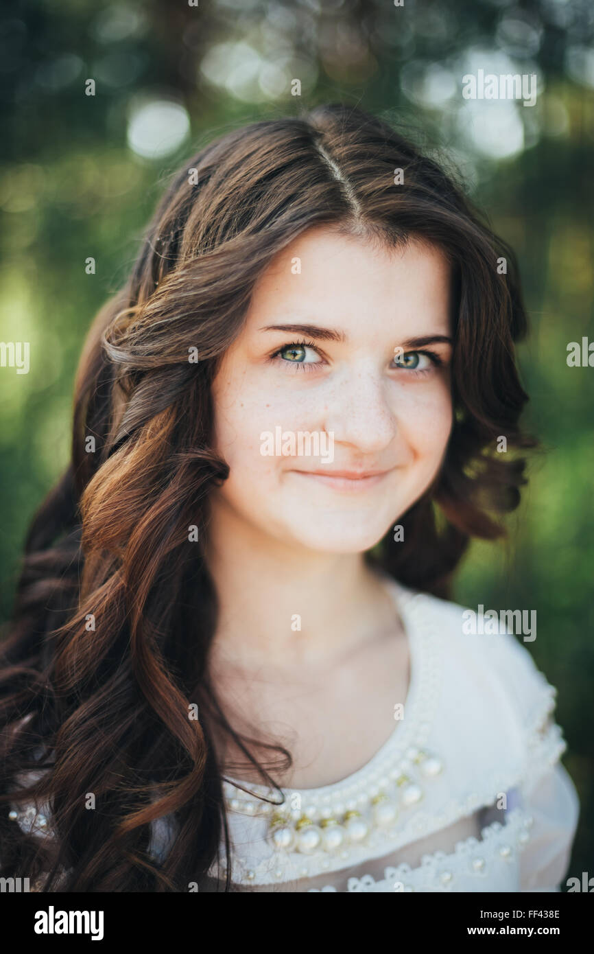 Close Up Portrait of Young Happy Beauty Red Hair Girl In White Dress en parc d'été Banque D'Images