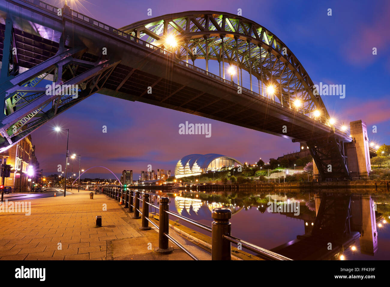 Le Tyne Bridge sur la rivière Tyne à Newcastle, en Angleterre dans la nuit. Banque D'Images