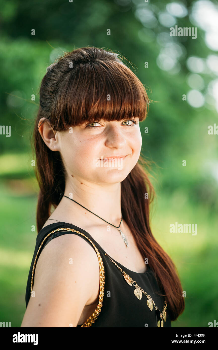 Close Up Portrait of Young Happy Beauty Hair Girl rouge dans la nature en été Park Banque D'Images