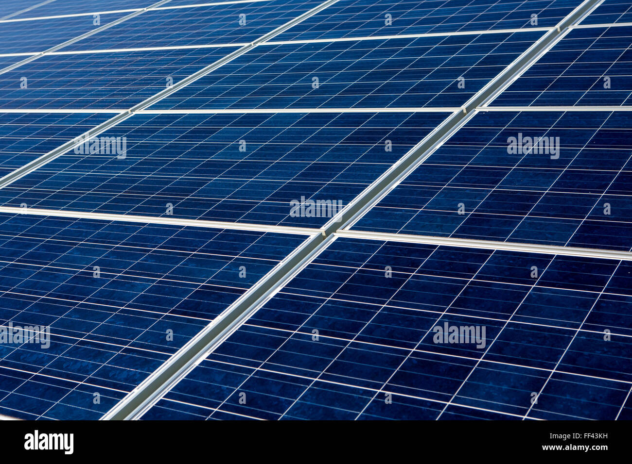 Les panneaux solaires photovoltaïques au solar array de carbone faible Gordano, une communauté projet d'énergie renouvelable. La prestation de 1.750 HWh par an. Avon, Somerset. Banque D'Images