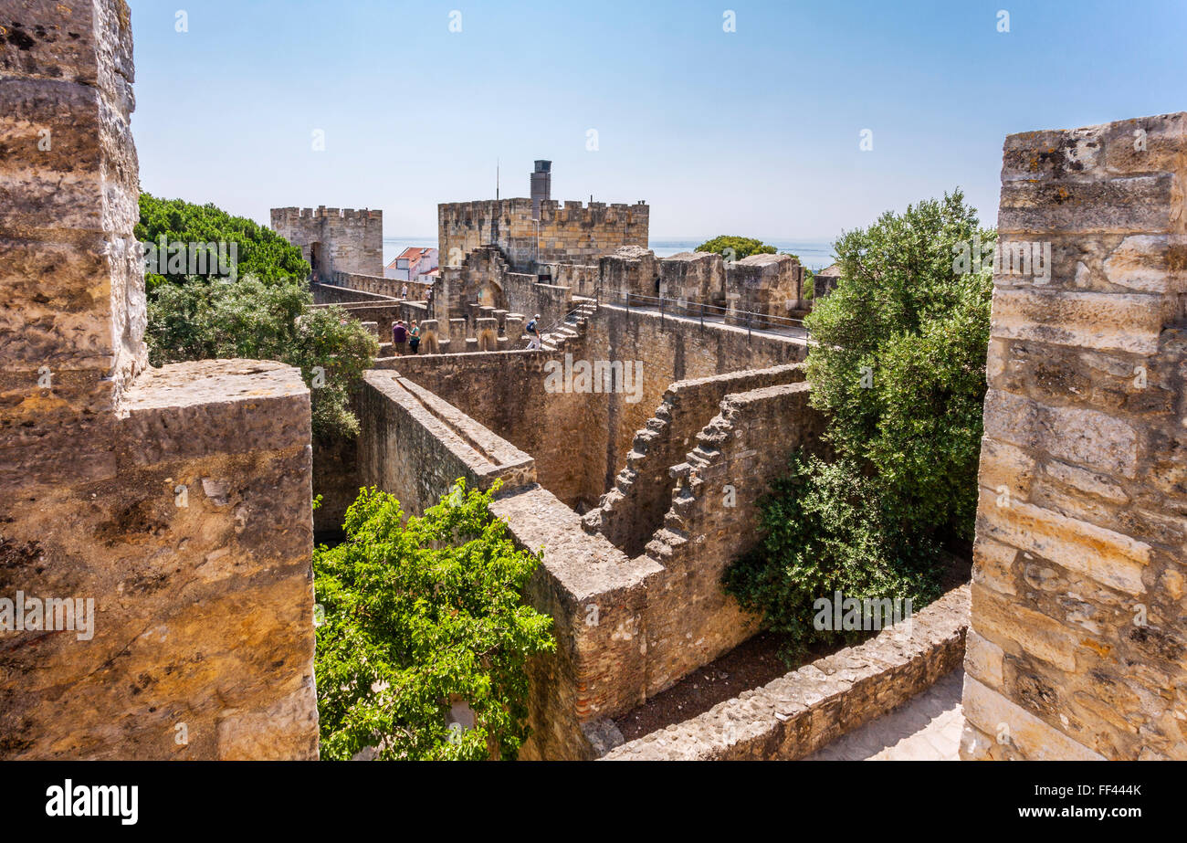 Vue sur les remparts de Castelo de Sao Jorge, le Château Saint-Georges, Lisbonne, Portugal Banque D'Images