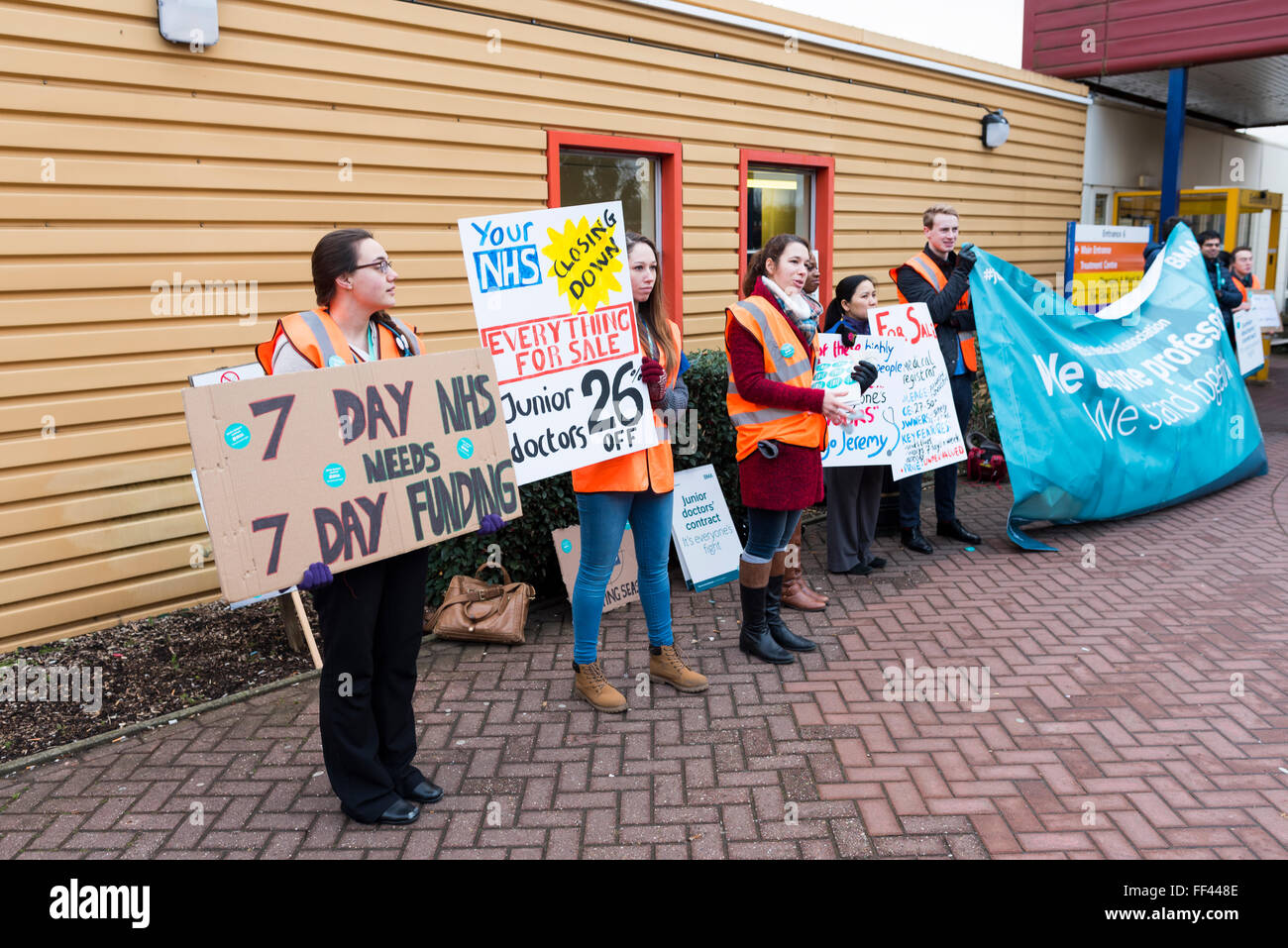 L'hôpital de Milton Keynes, Milton Keynes, UK. 10 Février, 2016. Les médecins en grève monter un piquet et tenir à l'extérieur des panneaux de l'hôpital de Milton Keynes. Crédit : David Isaacson/Alamy Live News Banque D'Images