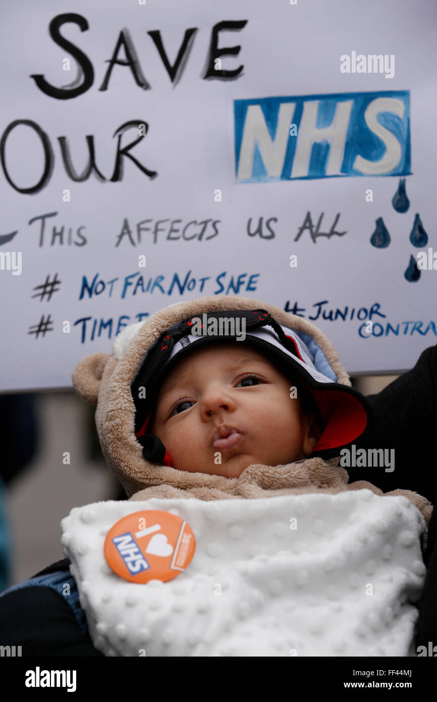 Brighton Uk 10 Fevrier 16 Bebe Jesse Mearkle Ages De 2 Mois Se Joint A Son Medecin Les Parents Lors D Une Manifestation Comme Les Medecins En Greve A La Royal Sussex County Brighton Uk 10 Fevrier 16 Bebe Jesse Mearkle Ages De 2 Mois Se Joint A Son Medecin Les Parents Lors D Une Manifestation Comme Les Medecins En Greve A La Royal Sussex County