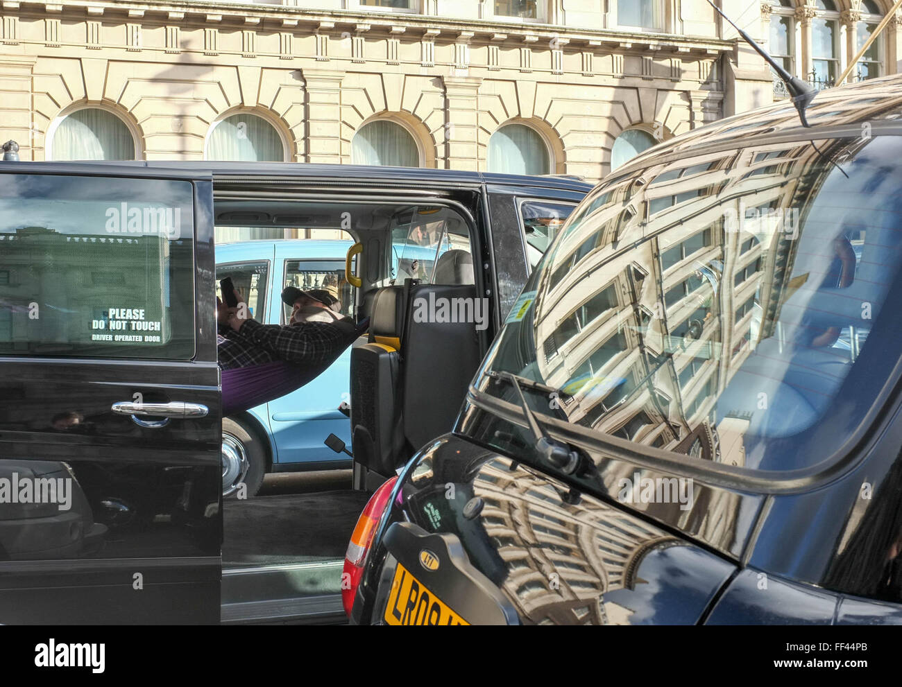 Londres, Royaume-Uni. 10 fév, 2016. Les chauffeurs de taxi taxi noir de Londres desend sur Whitehall Street pour protester contre l'application taxi Uber et c'est l'absence de réglementation Crédit : Jay Shaw-Baker/Alamy Live News Banque D'Images