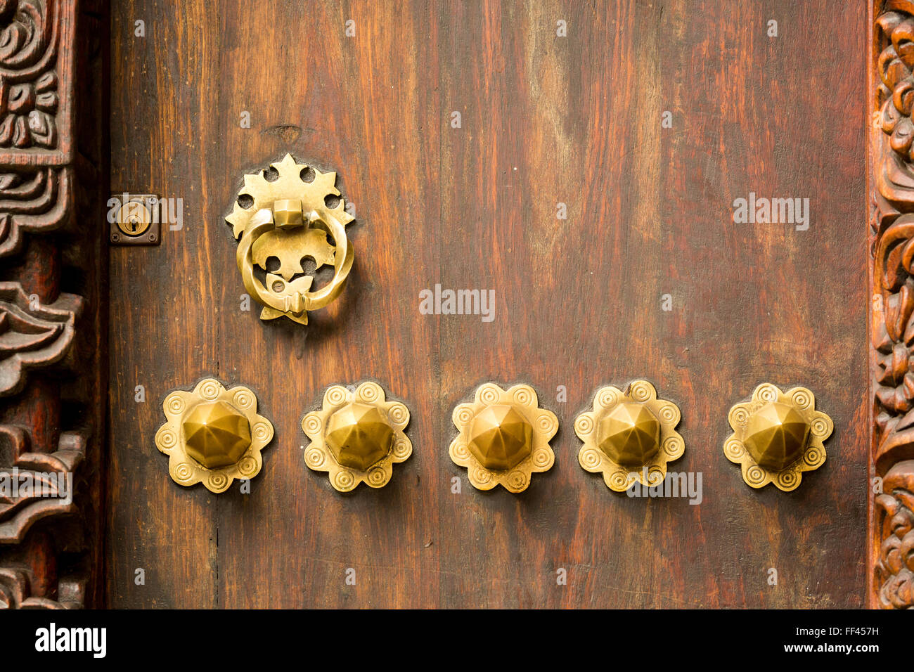 Close up of Wooden Door Knocker montrant et goujons Banque D'Images