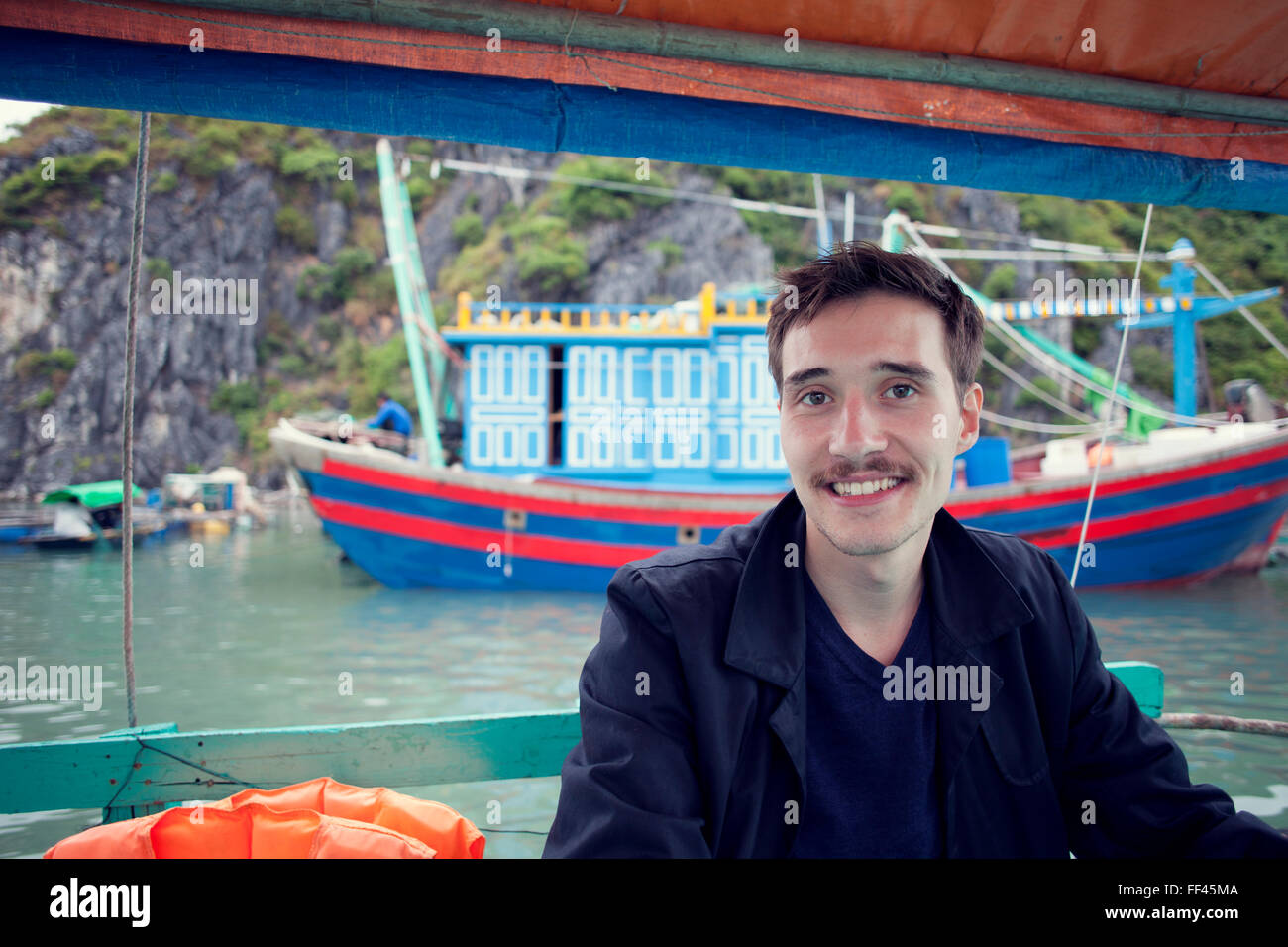 Voyager en bateau autour de Cat Ba, La Baie d'Ha Long, Vietnam. Banque D'Images