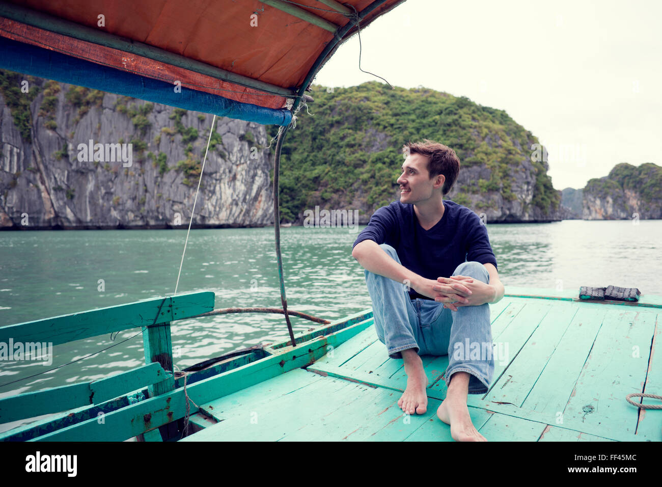 Voyager en bateau autour de Cat Ba, La Baie d'Ha Long, Vietnam. Banque D'Images