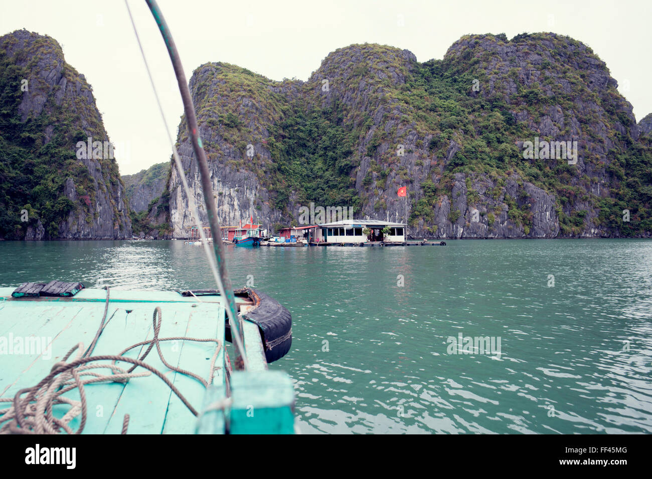 Voyager en bateau autour de Cat Ba, La Baie d'Ha Long, Vietnam. Banque D'Images