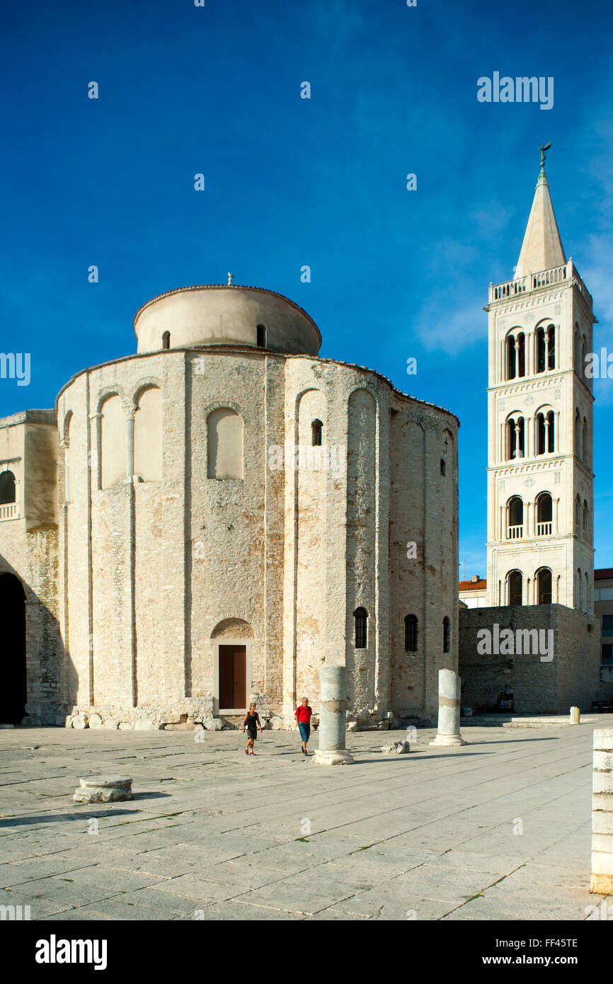 Kroatien, Dalmatien, Zadar, zweigeschossige Rundkirche des heiligen Donatus, Sveti Donat und Turm der Kathedrale Sveta Stosija, Banque D'Images