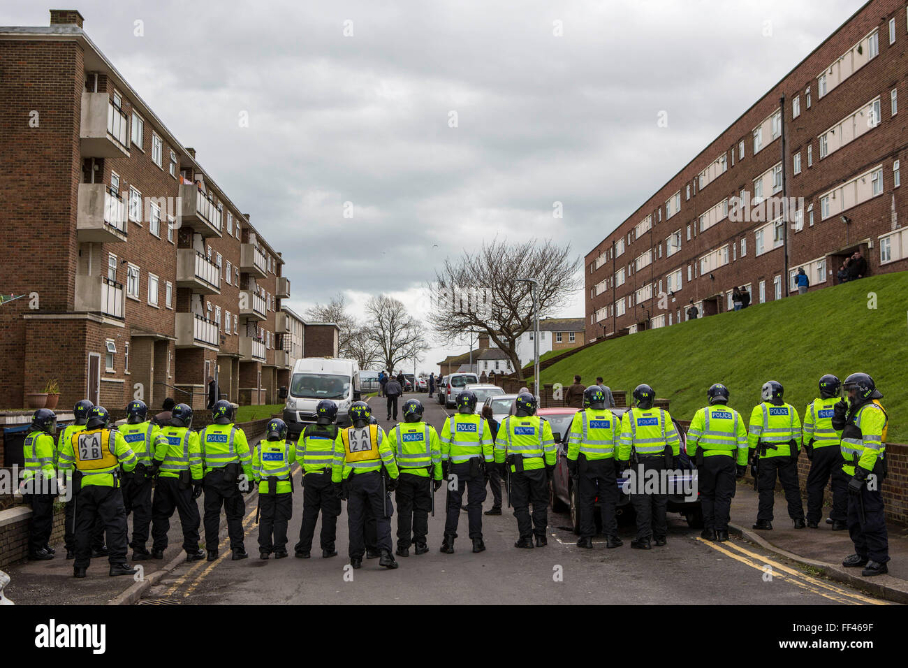 Lignes de police garder deux groupes opposés comme distinct des manifestants anti Facist mars à Dover pour protester contre une démonstration facist qui prend place dans la ville portuaire. 30 Janvier 2016 Banque D'Images