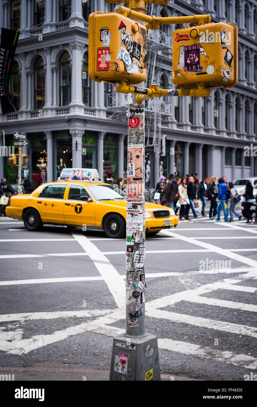 Taxi jaune traverse l'intersection de Broadway et Broome Street, Soho, Manhattan, New York City, New York, USA Banque D'Images