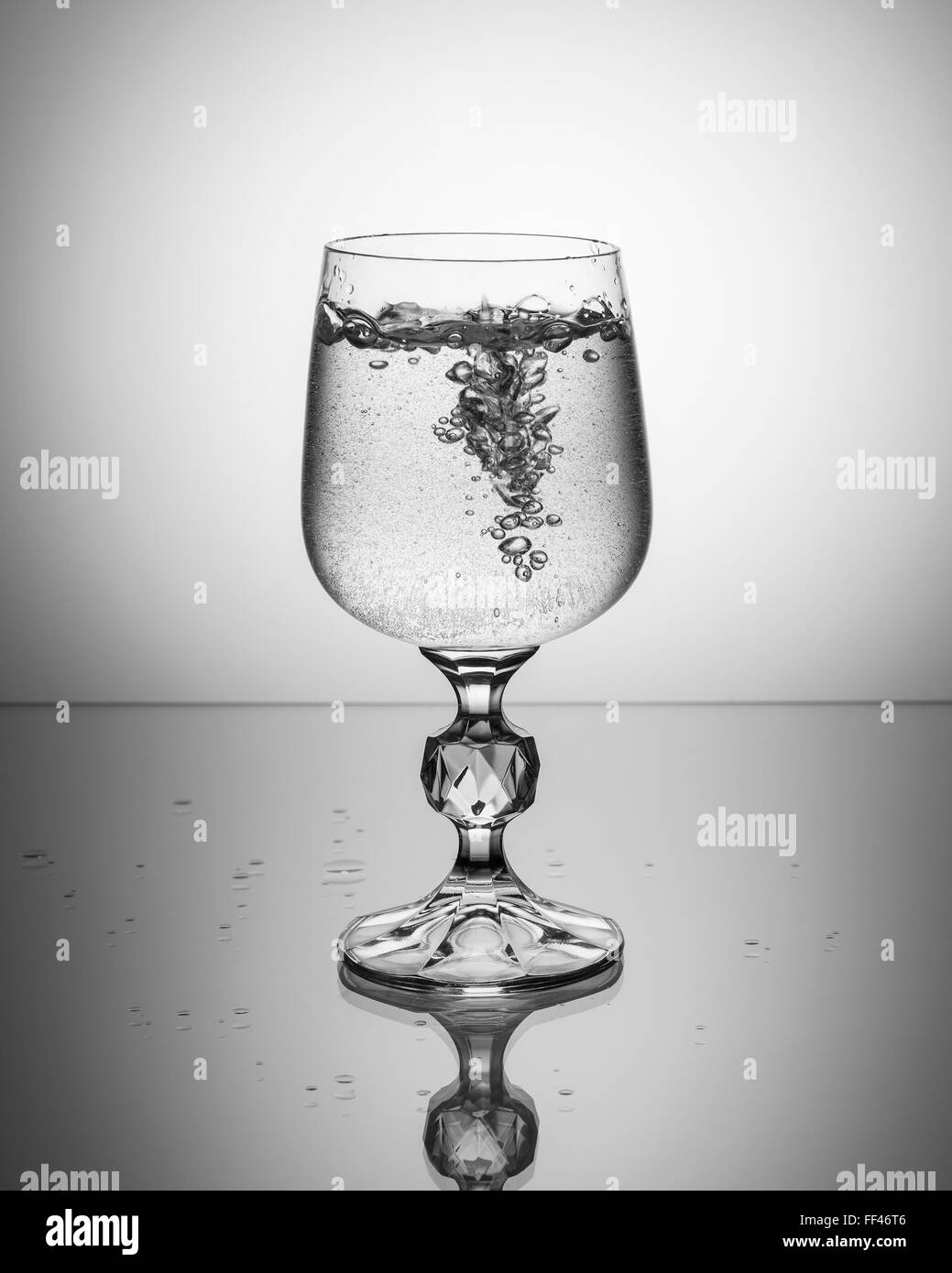 Verre à vin en cristal rempli d'eau pétillante Banque D'Images